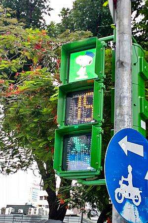 草悟道エリアに設置されたスヌーピーとオラフの信号機がある台中の街角