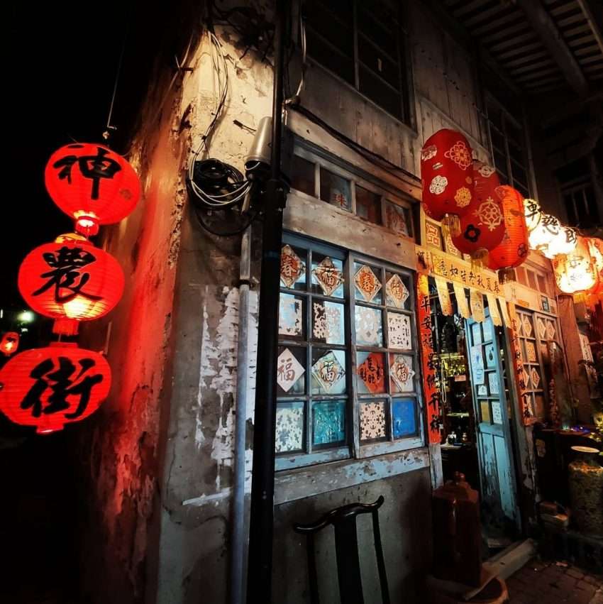神農街の夜間のランタンと建築のライトアップ