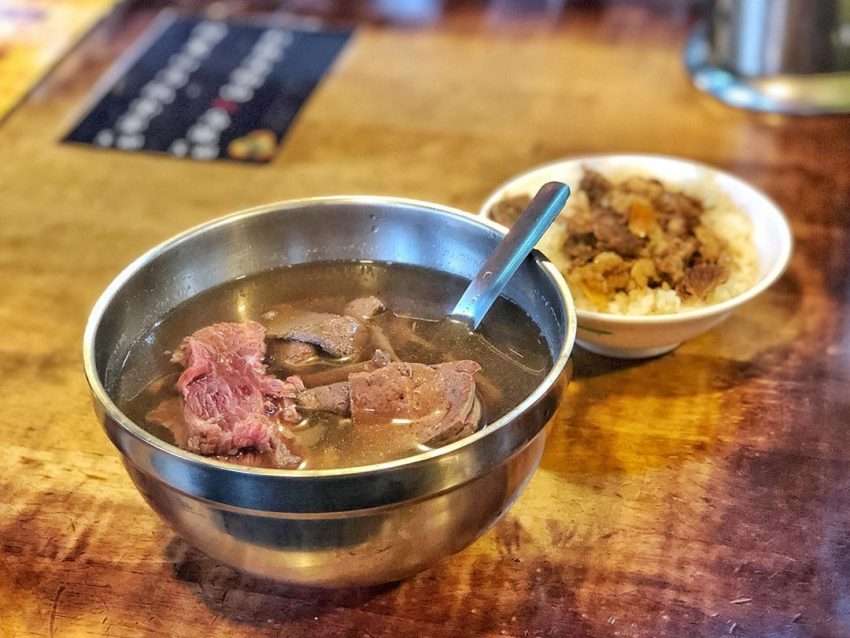 鬍鬚忠牛肉湯の牛肉スープ。深夜の照明の下で鮮やかな色合い