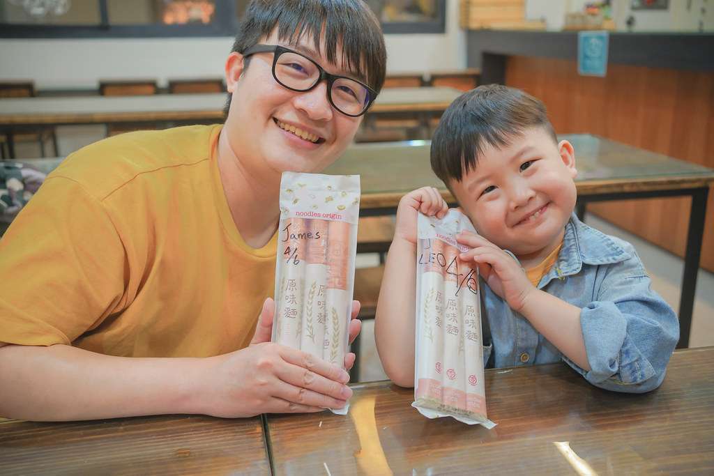 大呷麵本家の看板メニューの麺料理アップ。澄んだスープと豊富な具材