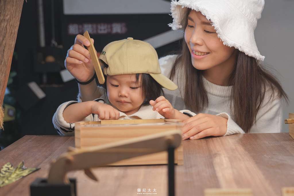 木匠兄妹木工房の後庭園にある木製遊具エリアで遊ぶ子どもたち。4月には花旗木が満開になる