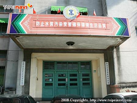 烏山頭水庫のアースフィルダムの堤体が続く風景