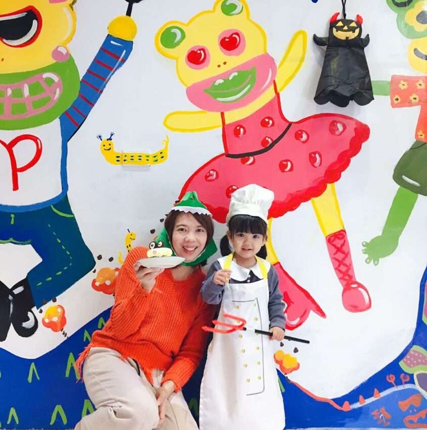 雪莉貝爾のアイスペインティングDIY体験。子どもが食用絵の具でソフトクリームに色を塗っている