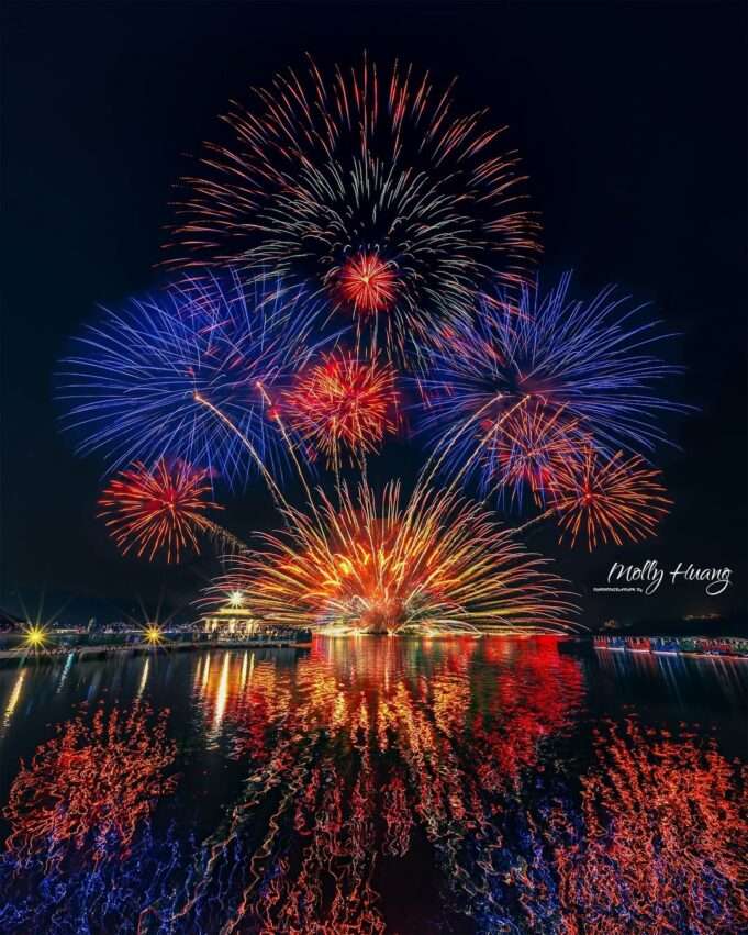 日月潭の湖畔で夜間の花火を楽しむ観客たちの様子