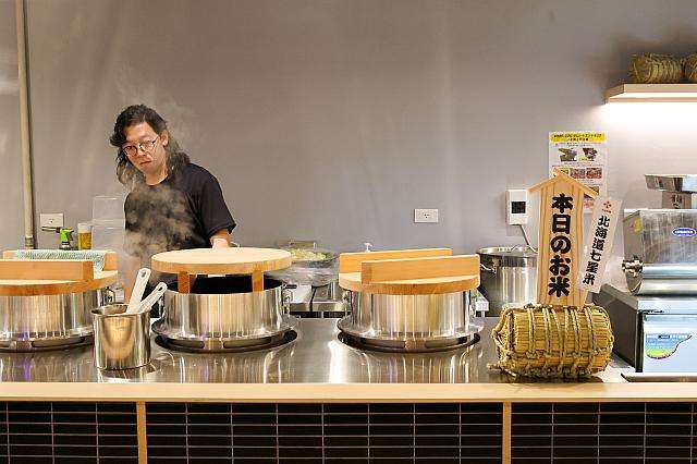 CITY LINK南港店の外観とモール内の雰囲気