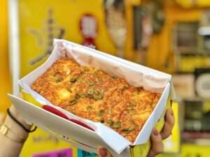 名東現烤蛋糕の商品。黄金色の焼きたてケーキが並ぶ