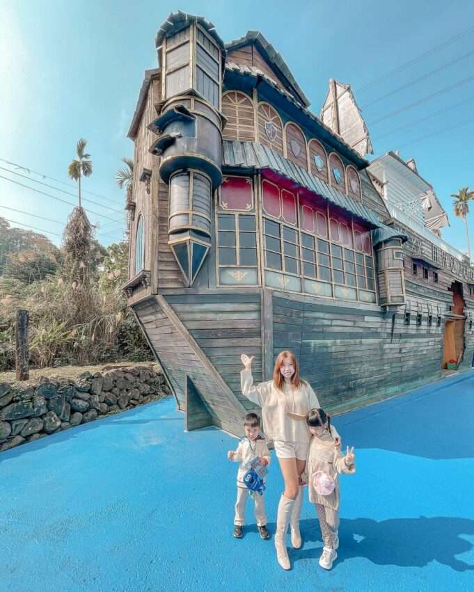 海盗村景観彩絵パークの鮮やかな壁画と海賊テーマのオブジェ