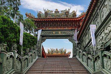 松山奉天宮の龍門(入口の門)
