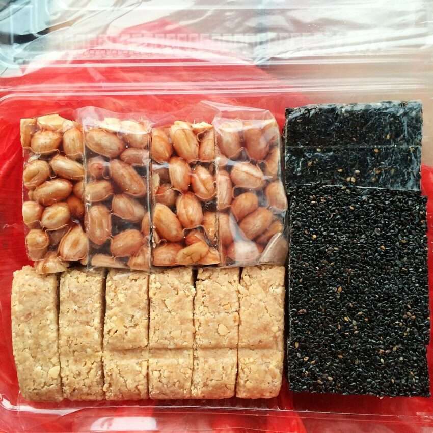 大灣花生糖の商品。伝統的な手作りピーナッツキャンディの黄金色と断面が見える