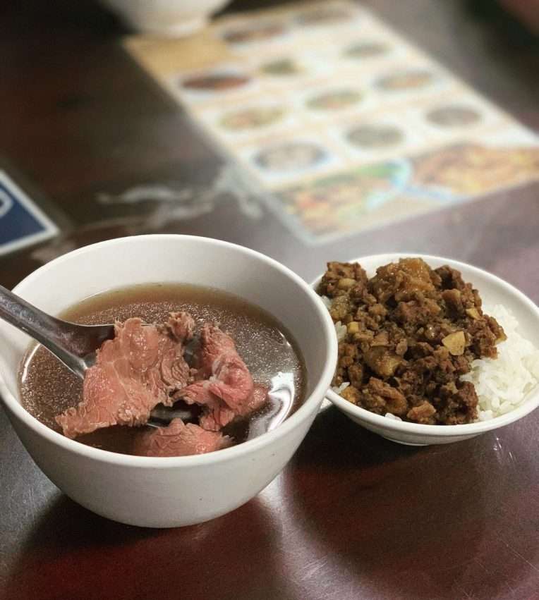 文章牛肉湯の店内。整然と並ぶテーブルと広めの空間