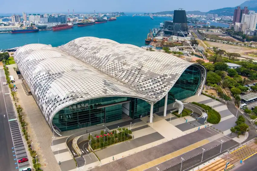 高雄展覧館の外観。大型の現代的な建物で、高雄ライトレールC8駅のすぐそばに位置している