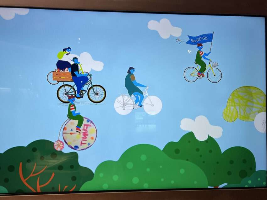 自行車文化探索館の広々とした展示ホール。各年代の自転車が展示されている
