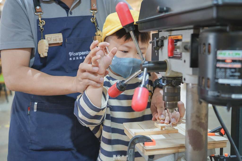 木匠兄妹木工房の木製建築外観と庭園の景観