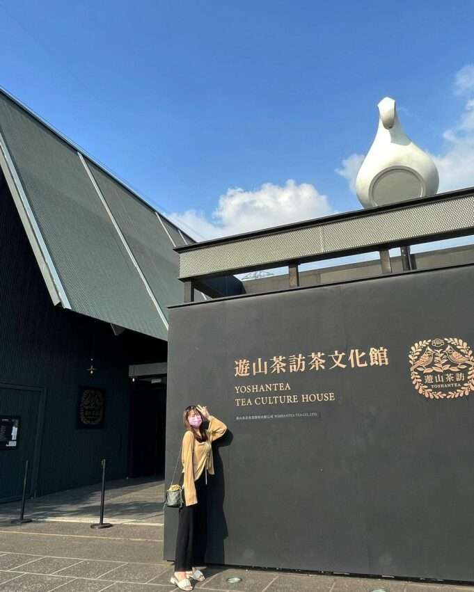 遊山茶訪茶文化館の茶葉展示スペース。台湾各地の名茶が並ぶ