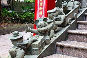 松山奉天宮の裏手の階段付近の装飾