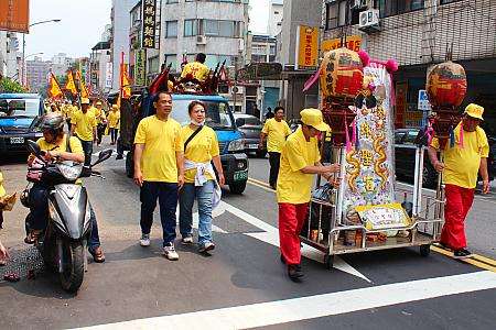 台湾の廟で見られる参拝の行列。地域の暮らしを垣間見られる光景