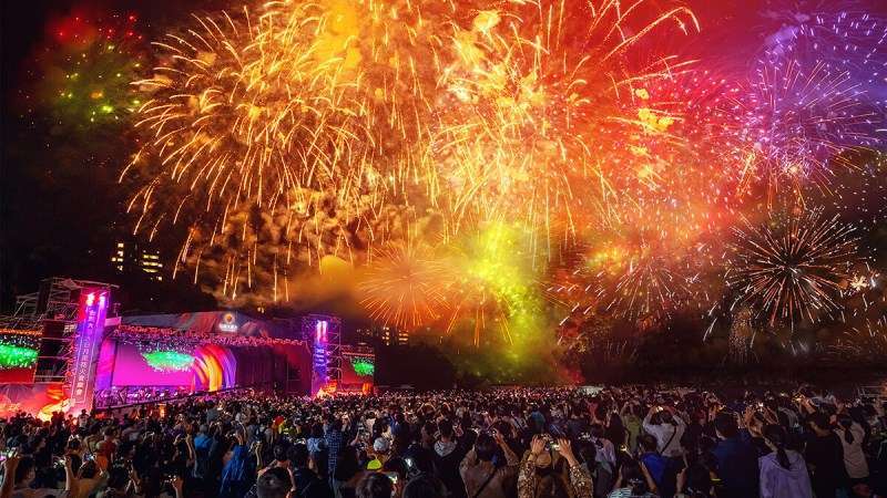 日月潭花火音楽カーニバルの夜間ステージと観客席の全景