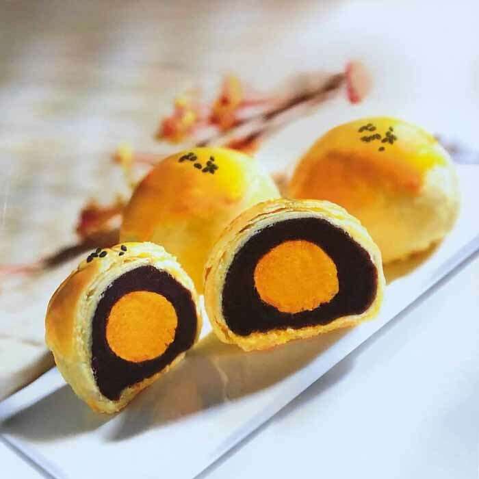 連珍糕餅店の芋泥蛋黄酥。大甲産タロイモのあんと塩卵黄の組み合わせ
