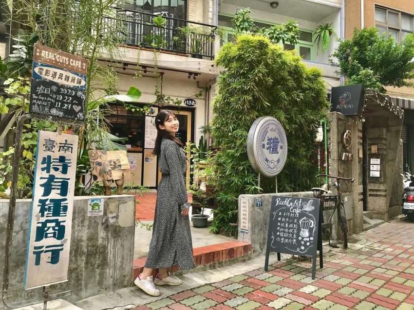 正興街の週末歩行者天国の路地の様子