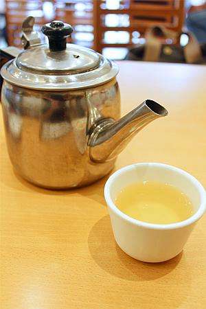 ポットで提供されるごぼう茶。点心との相性が良く、食事のリズムを整えてくれる