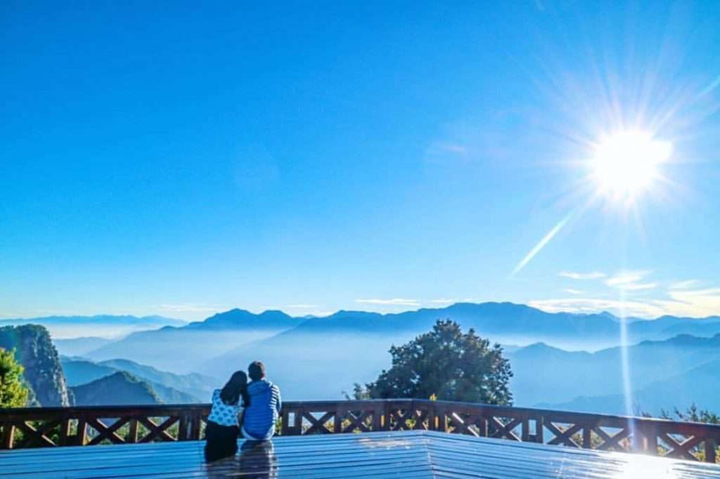 小笠原山展望台から見下ろす雲海が山谷を覆い尽くす壮大な景色