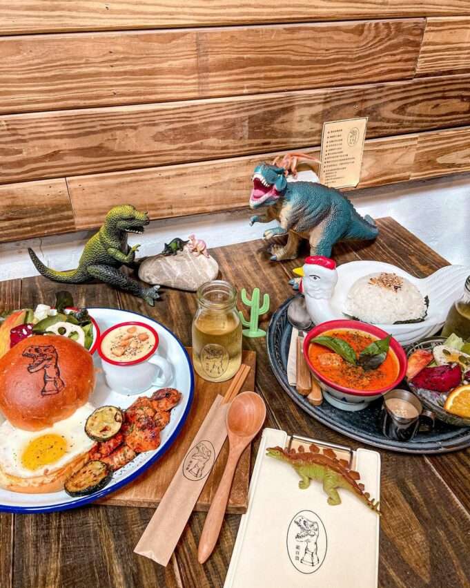龍百貨の料理と恐竜テーマの装飾が組み合わさったテーブル
