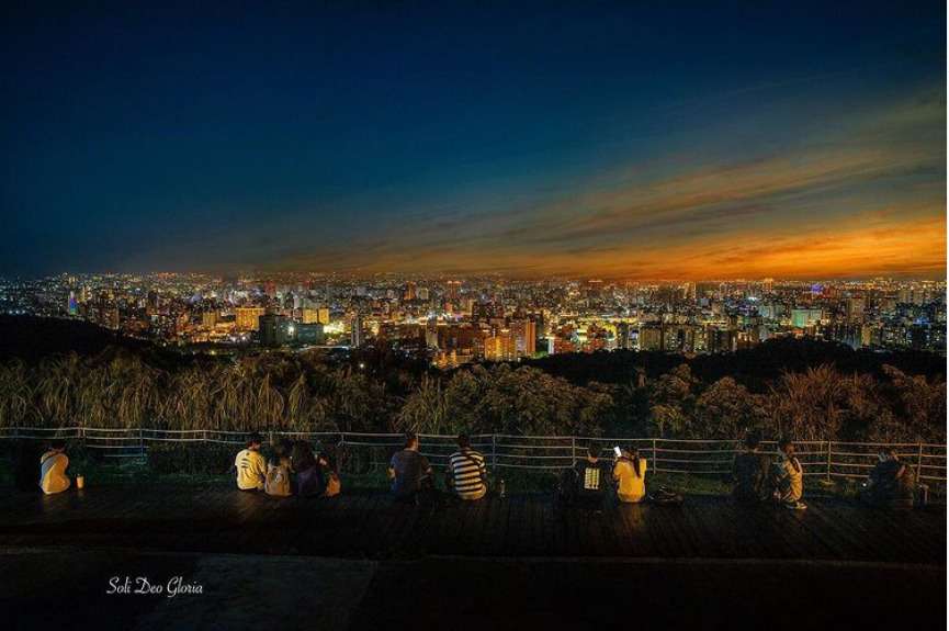 桃園の虎頭山から見下ろす夜景。市街地の灯りと月明かりが映え合っている