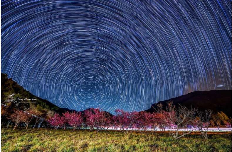 武陵農場の夜景。山々に囲まれた農場の灯りと月明かり