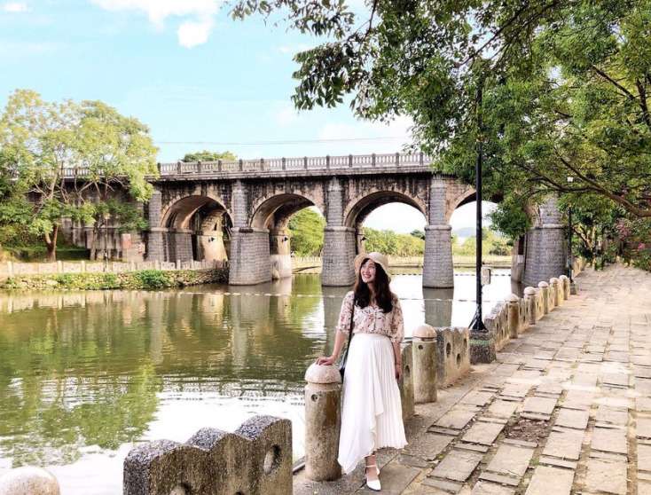東安古橋の5連アーチ石橋。橋の下には牛欄河親水公園が広がる