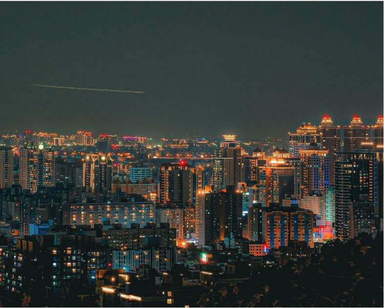 桃園の虎頭山公園の中秋の夜景。月が高く輝いている