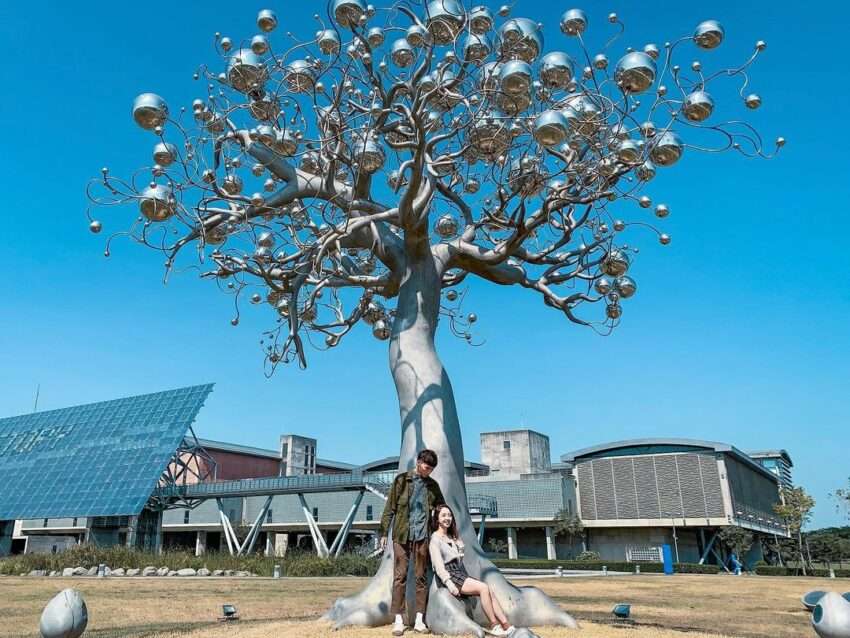 国立台湾歴史博物館の広々とした外観と大型屋外広場、水景デザインが広がる景色