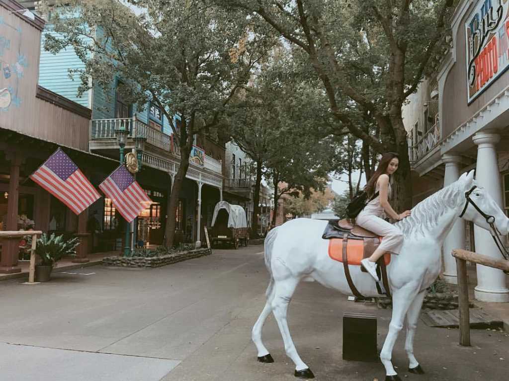 六福村アメリカン・ウエストエリアの商店街。アメリカ西部のカウボーイスタイルの景観