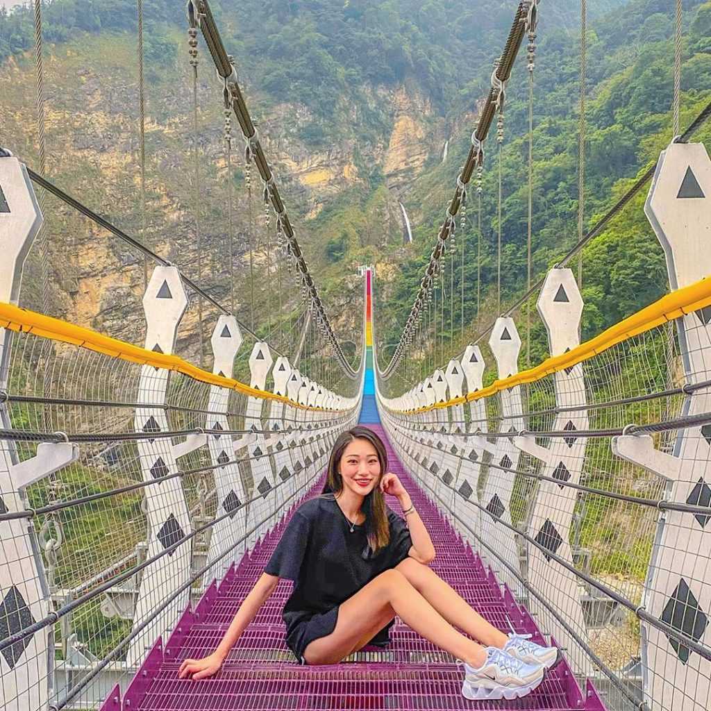 双龍瀑布七彩吊橋が峡谷を渡り、カラフルな橋面と背後の瀑布が映える