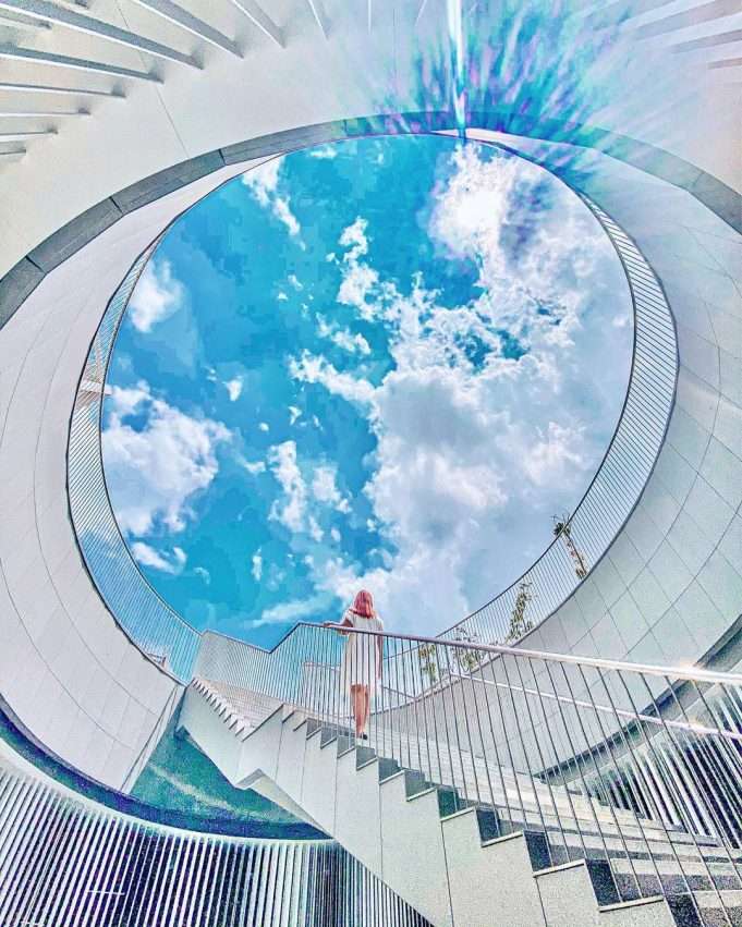 台南市美術館2館の吹き抜けの展示ホール