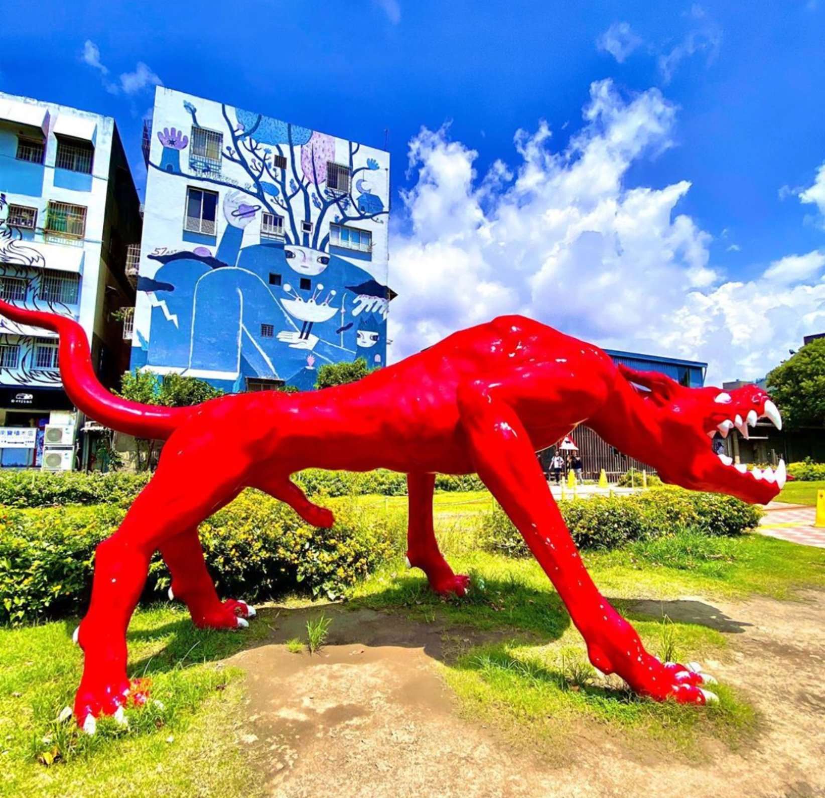 駁二藝術特區の屋外展示エリア。インスタレーションアートが倉庫の間に点在し、来場者が自由に散策している
