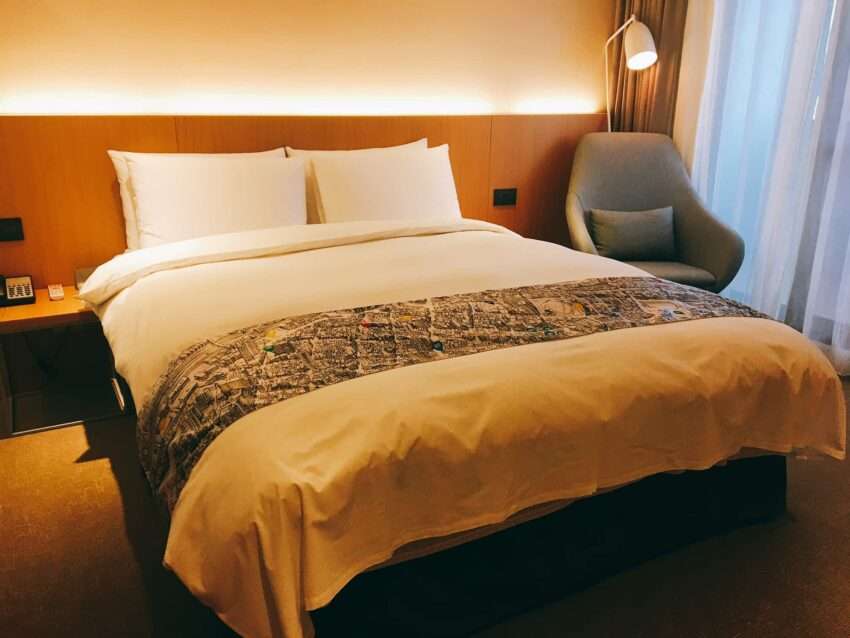 鉅陞嘉義亮點旅店 Hotel Discoverの外観と明るく開放的なロビー空間