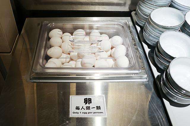 ハンバーグ嘉の店内の雰囲気。昭和歌謡が流れる空間
