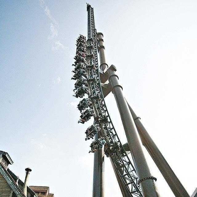 六福村の笑傲飛鷹サスペンション式コースターが高速でカーブを通過する様子