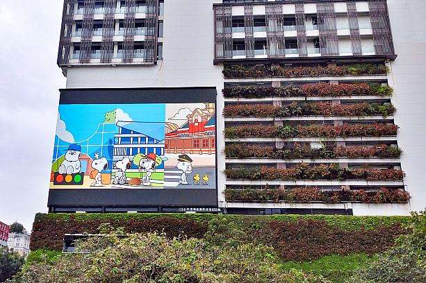 勤美誠品綠園道の大型モニターに映し出されるスヌーピーの交通安全メッセージ