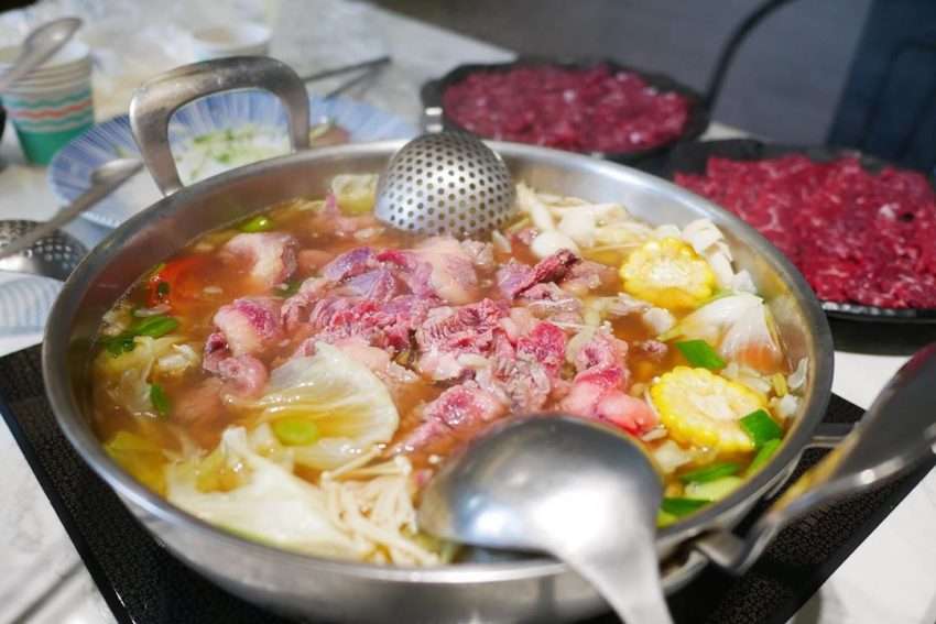 阿裕牛肉涮涮鍋の肉皿。部位ごとに整然と並べられた温体牛の薄切り肉
