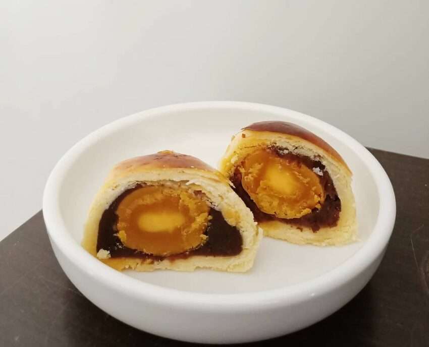 李鵠餅店の蛋黄酥。塩卵黄が丸ごと1個入り、外皮は油っぽくない仕上がり