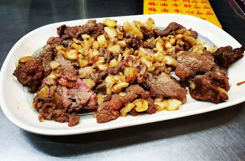 鬍鬚忠牛肉湯の牛肉スープ。スープに浸かった肉片が淡いピンク色