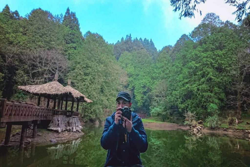 阿里山姉妹潭の周回歩道両側に茂る紅檜林と静かな湖面