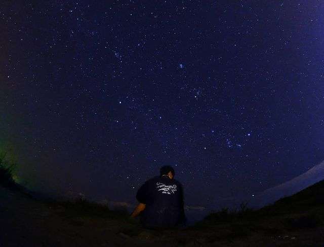 七星潭の月夜の全景。星明かりと月明かりが太平洋を照らしている