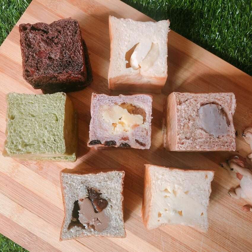 CUBE TOAST 方塊土司の正方形のミニ食パンが専用ボックスに入った状態。かわいらしいコンパクトな見た目