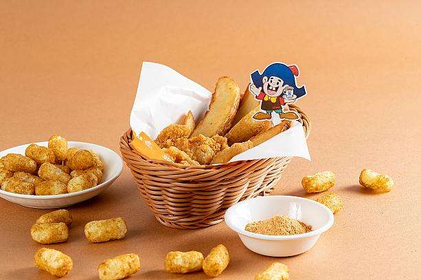 乖乖の五香粉をふりかけたチキンナゲットと皮つきポテトフライ