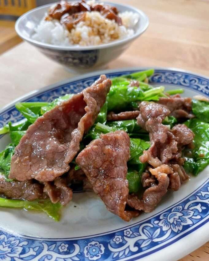西羅殿牛肉湯の店外。早朝から客が並んでいる様子