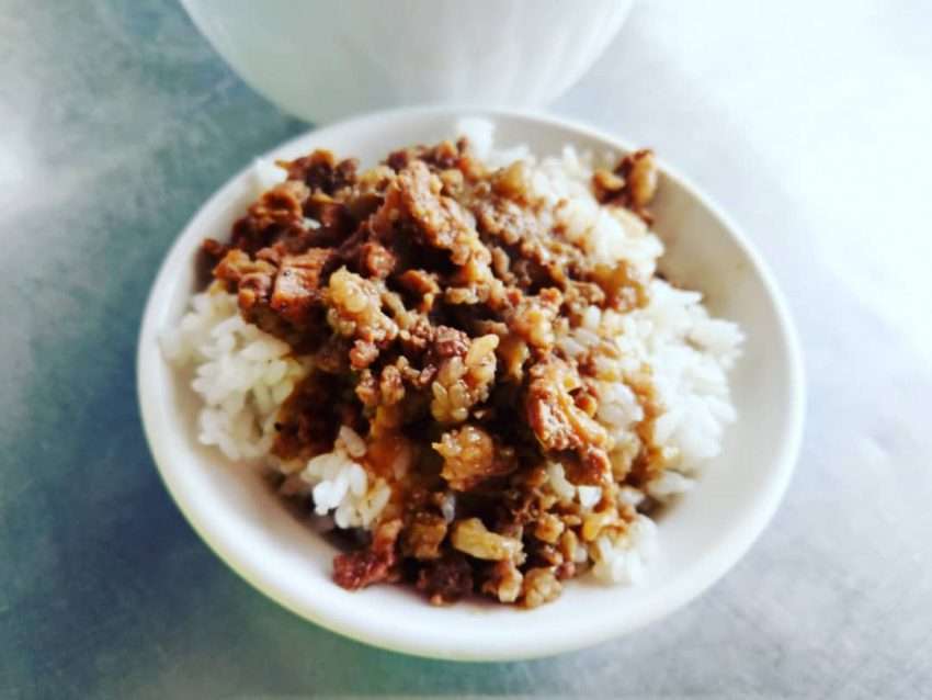 台南の牛肉スープと肉燥飯のセット。薄切り生姜とタレが添えられている