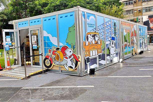 台中市民広場の脇に設置されたPEANUTSポップアップストアの外観