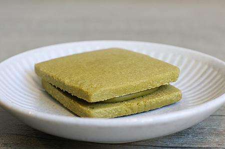 台湾茶の茶葉を使用した三明治餅(サンドイッチクッキー)のパッケージ